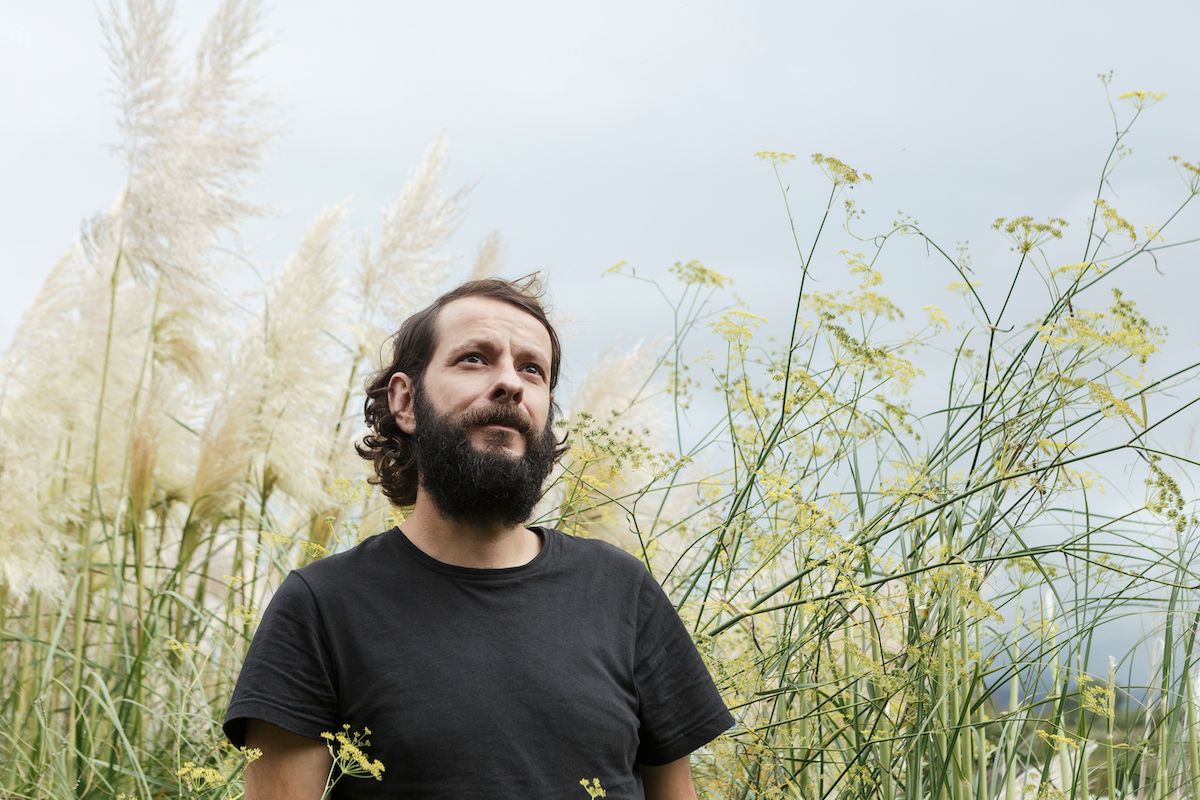 Manuel Astur: “Trato de escribir desde el extrañamiento”